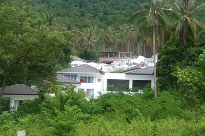 koh-samui-thailande-groupe-de-villas-avec-piscines-dans-la-forêt